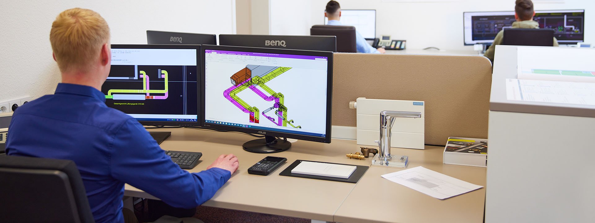 CAD-Planung technischer Gebäudeausrüstung (TGA) im Ingenieurbüro Reckmeyer Mitarbeiter bei der CAD-Planung von Gebäudetechnik an zwei Monitoren