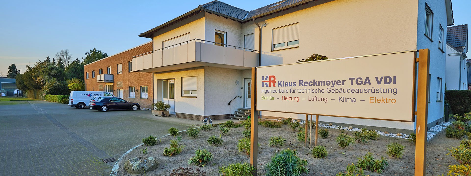 Standort des Ingenieurbüros Klaus Reckmeyer für technische Gebäudeausrüstung in Gütersloh Firmengebäude von KR Klaus Reckmeyer TGA VDI mit Firmenschild im Vordergrund