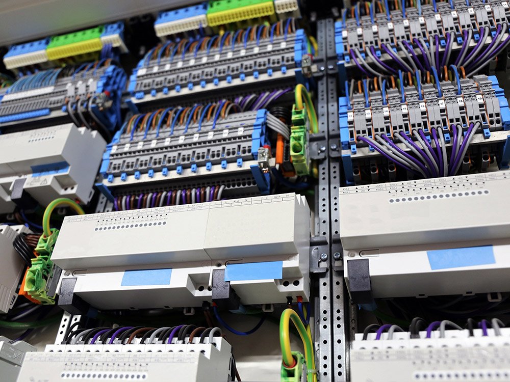 Steuerungseinheit für technische Gebäudeausrüstung mit Bus-System und Verteilertechnik Schaltschrank mit moderner Gebäudeautomation und strukturierter Elektroinstallation